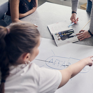 Elever på en gymnasieskola som arbetar vid ett bord